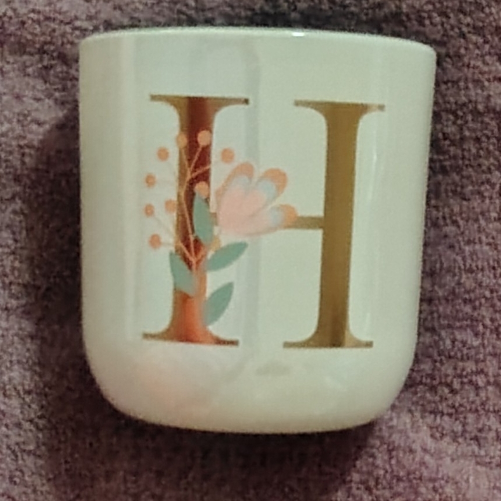 Beautiful Decorative Initial H Candle NWT